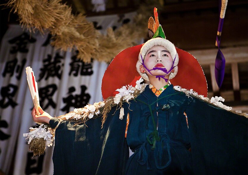 鳥舞。由大里村的3名童子表演。他們分別披戴代表雄鳥、雌鳥和雛鳥的頭飾。扮演雄鳥的童子右手持鈴,所有人手持印有太陽旗的扇子起舞