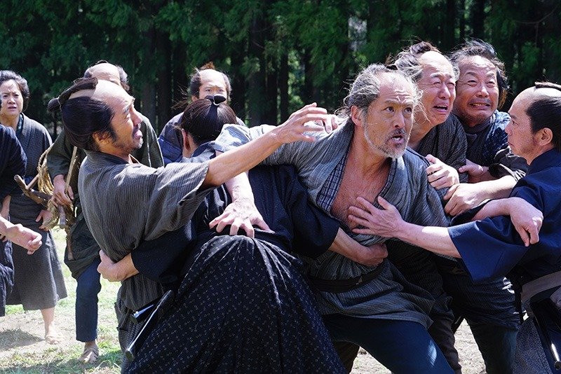 تخللت جهود إعادة الإنعاش التي بذلها نينومييا حالات من الغضب (حقوق الصورة للجنة إنتاج فيلم Ninomiya Kinjirō).
