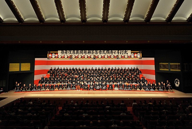 Le « Koshiki kaoyose teuchi-shiki » a été un événement spectaculaire, convenant parfaitement à la réouverture de ce grand théâtre. (Crédit photo : Shôchiku Co., Ltd.)