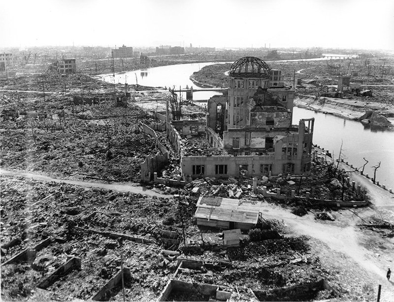 Une photo de l’armée américaine prise en novembre 1945 montre le Palais des expositions commerciales de la préfecture de Hiroshima (devenu plus tard le Dôme de la bombe atomique) gravement endommagé ainsi que la destruction du centre ville. (Avec l’aimable autorisation du musée du Mémorial pour la paix de Hiroshima)