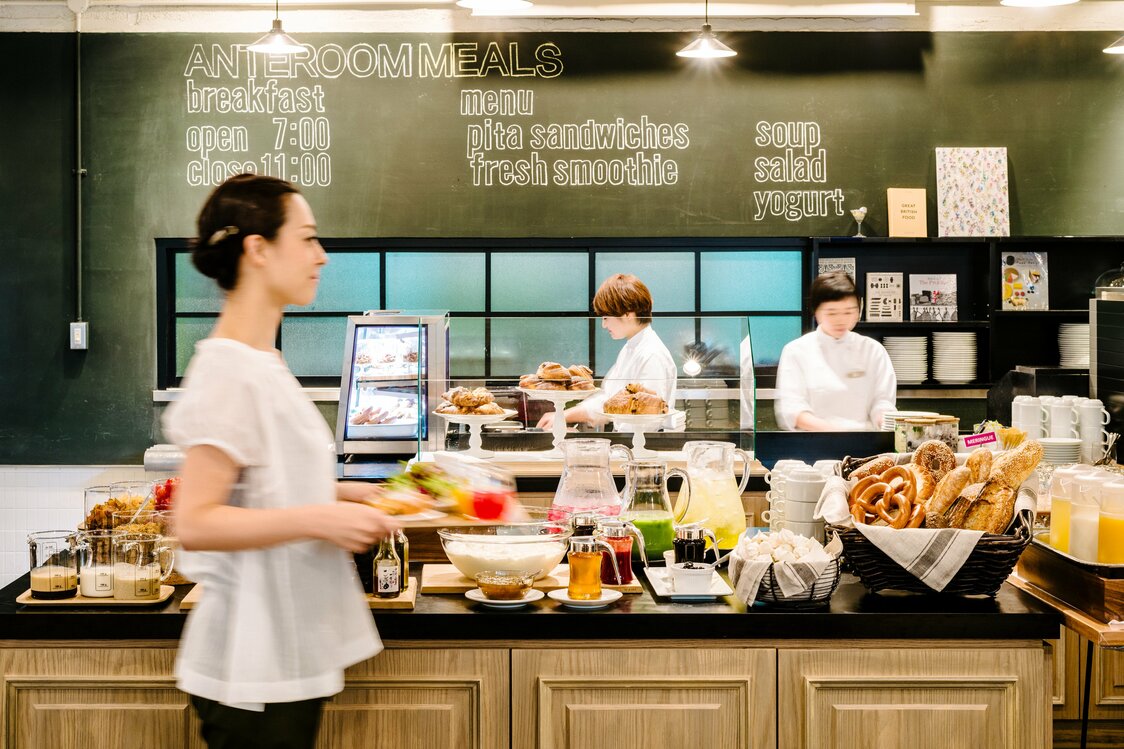 Customer can place orders at the counter (rear) or choose from the buffet. (Photo courtesy of UDS)