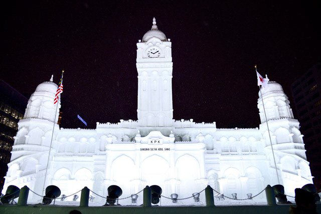 La Fête de la neige de Sapporo est célèbre pour ses sculptures de glace finement ouvragées.