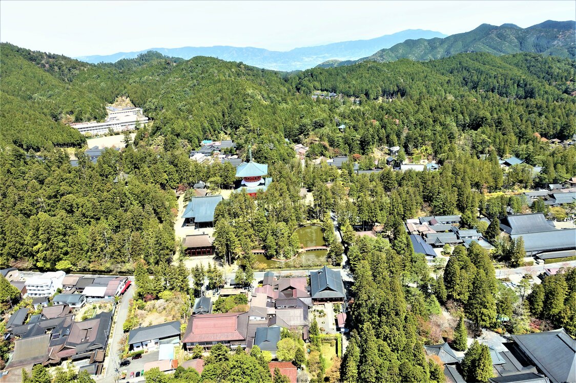 El paisaje urbano de Kōyasan visto desde un helicóptero. Se dice que había alrededor de 2.000 templos en el período Edo. No eran templos grandes como lo son ahora, sino una densa concentración de pabellones, y se convirtieron en los 117 templos actuales debido a incendios provocados por rayos y la fusión de los edificios. (Fotografía de Amano Hisaki)