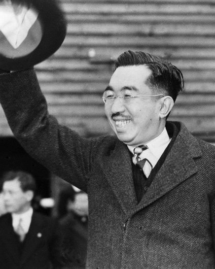 Après avoir publié sa déclaration d’humanité, l’empereur Hirohito a voyagé à travers le Japon pour rencontrer et parler avec son peuple, en commençant par la préfecture de Kanagawa en février 1946. (Jiji Press)