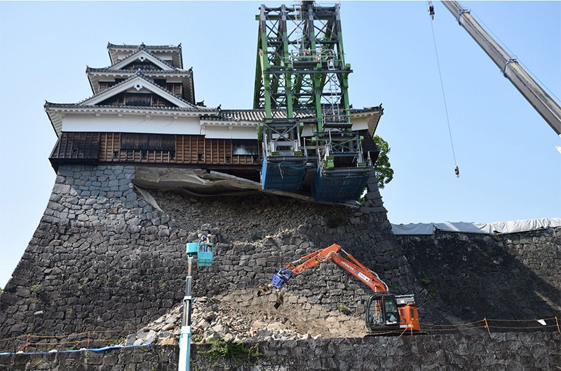 Замок сильно пострадал при землетрясении в апреле 2016 года. На фотографии: работы по восстановлению каменной кладки 29 мая 2017 года в городе Кумамото (©Jiji)