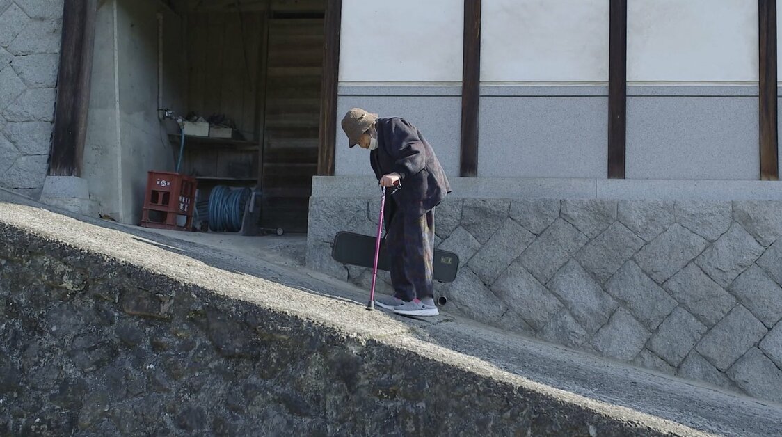 哲代さんの家は急な坂の上にある　©「104歳、哲代さんのひとり暮らし」製作委員会