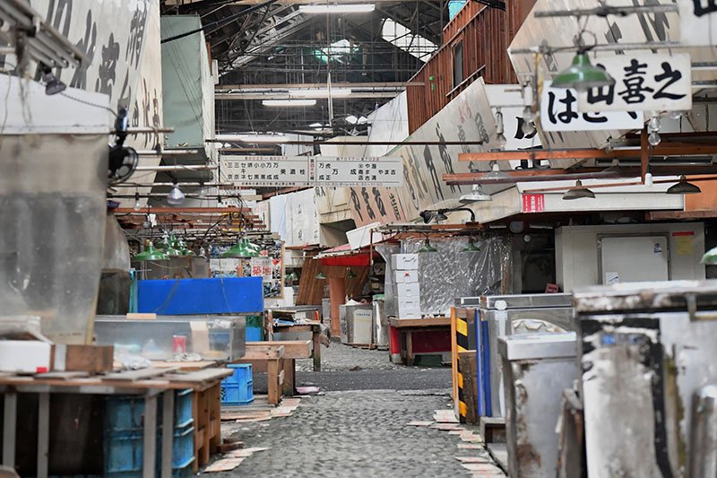 Le marché de semi-gros de produits de la mer du marché de Tsukiji, après sa fermeture. Le risque est craint d’une invasion de rats dans les autres zones autour de l'ancien marché.