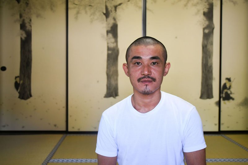 Hamaji posa ante su fusuma-e.