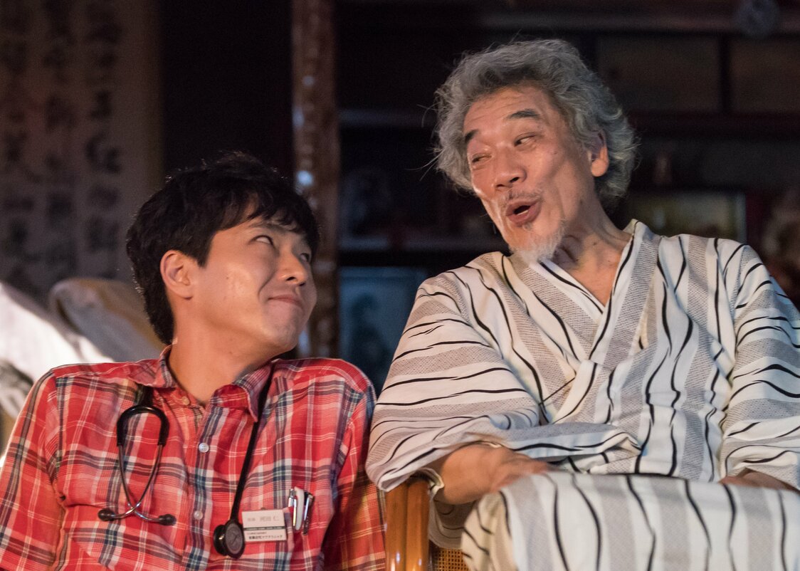 在宅での最期を選ぶ末期がん患者・本多を宇崎竜童が軽妙洒脱に好演　©「痛くない死に方」製作委員会