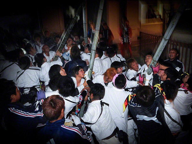 大勢の練子（ねりこ）が激しく竹をぶつけ合う、坊勢島（ぼうせじま）の恵美酒神社秋祭りの宵宮・幟練り（のぼりねり）