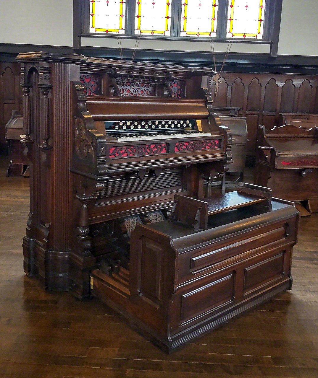 Armonio de gran tamaño fabricado en la década de 1890 en Estados Unidos.