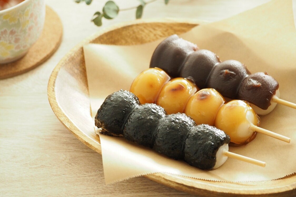 Des brochettes kushi-dango en versions graines de sésame noires, mitarashi (sauce sucrée-salée), et koshian. (Photo AC)