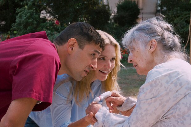 Marie-Lou está preocupada porque su gestión de la residencia de ancianos no avanza según sus expectativas.