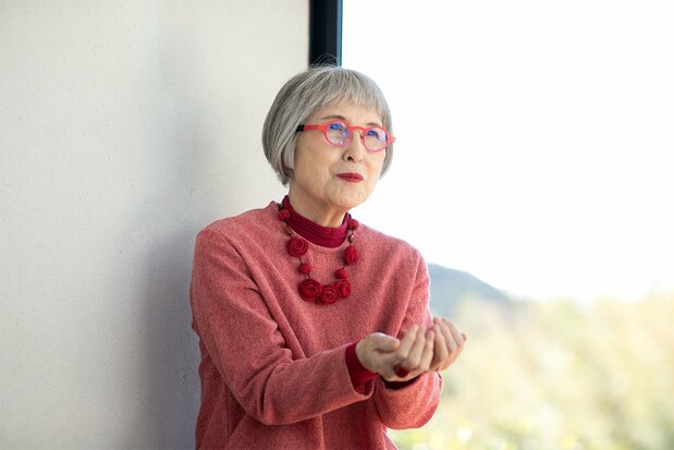 “如果要双手捧水给生病的孩子喝的话，那水无论如何都会洒出来”