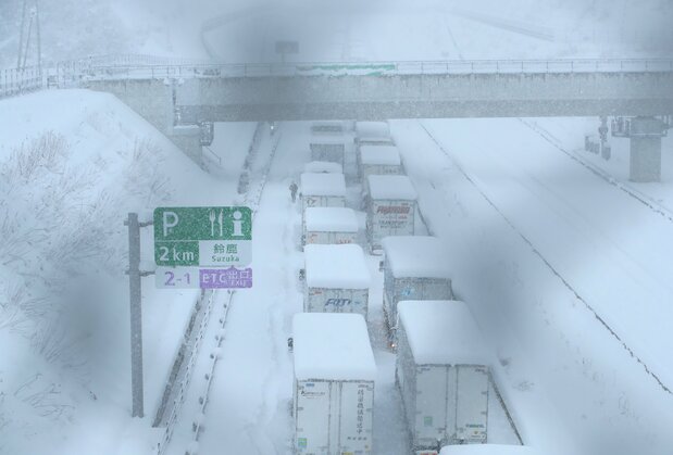 The Shin-Meishin Expressway is halted by heavy snow in Mie Prefecture on January 25, 2023. (© Jiji)