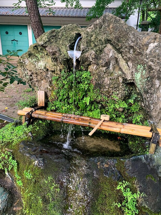 从石头里流出来的京都名水