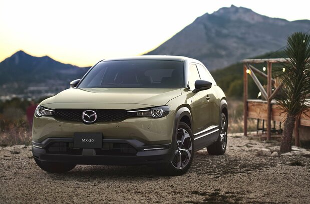 2023年11月16日に発売された「MX−30 e−SKYACTIV R−EV」。価格は423万5000円～491万7000円　©MAZDA