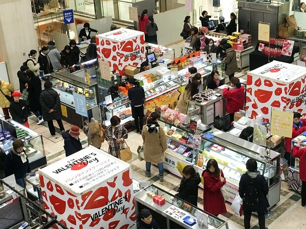 バレンタインデーのチョコレート売り場=撮影編集部