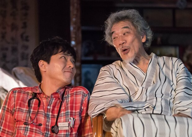 在宅医・河田（柄本佑）に軽口を叩き、迫りくる死に明るく向き合う本多（宇崎竜童）　©「痛くない死に方」製作委員会