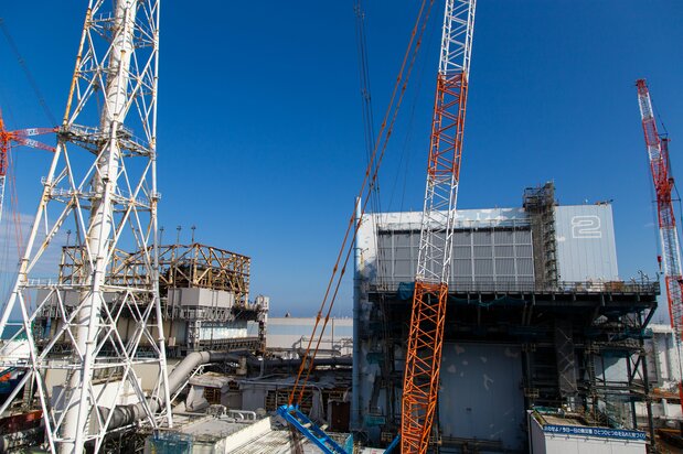 高台から1号機(左奥)、2号機(中央)を望む。1号機は水素爆発で吹き飛んだ原子炉建屋の骨組みがむき出しのままだ