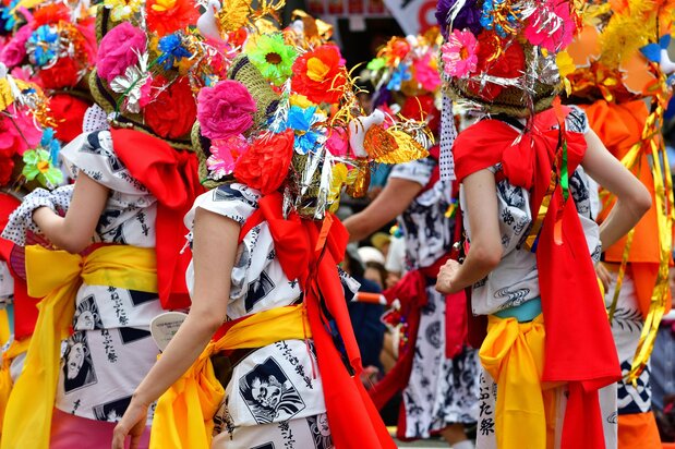 Bailarines ataviados con ropas coloridas participan en el Nebuta Matsuri. (© Pixta)