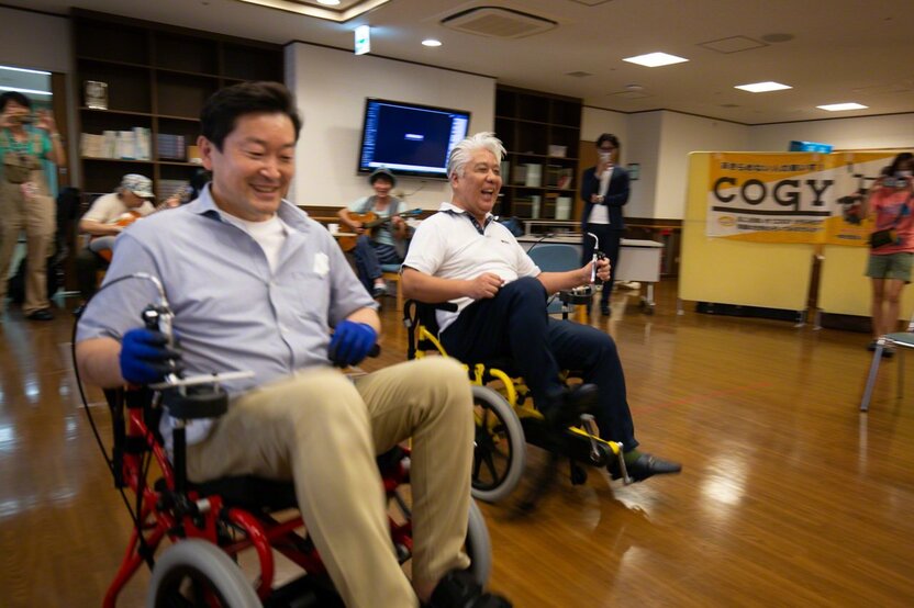 試乗後、交流イベントでの鈴木さんと友野さん(写真中央)。COGYに乗って競争だ!