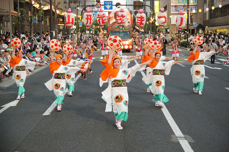 Élégance et tradition des danses féminines Kunpû Mogamigawa (Vent embaumé du fleuve Mogami)