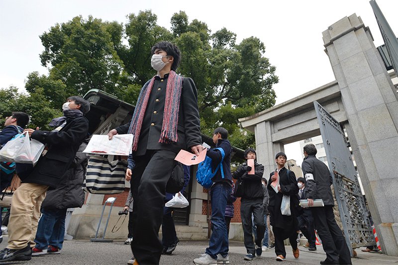 Students on examination day. (© Jiji Photo)