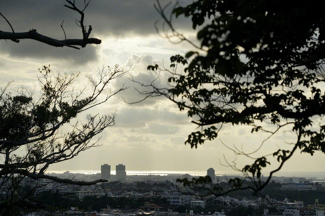 Vue des ruines du château d’Urasoe (© Ôsaka Hiroshi)