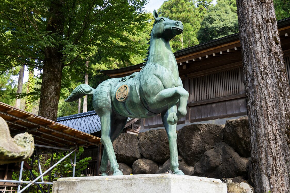 社殿や神馬の像などに飾られる「三つ葉葵」の紋は、江戸時代の藩主・越前松平家からの信奉の厚さを伝える