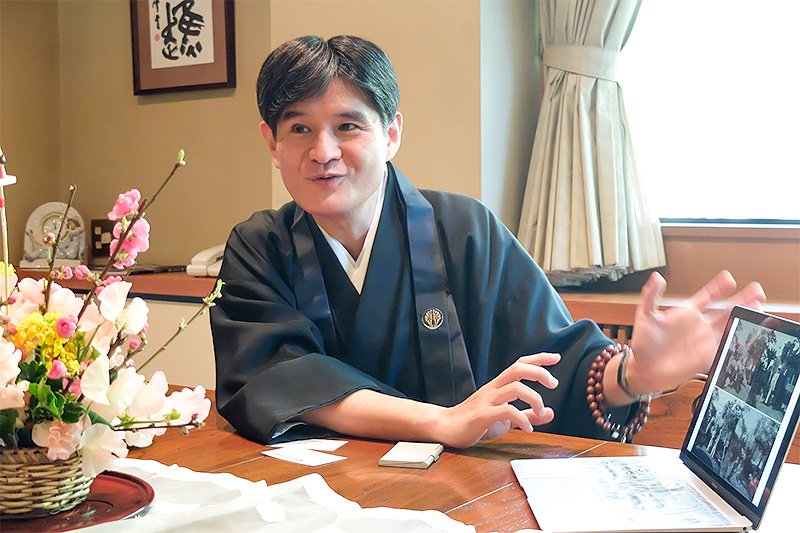 高徳院の住職、佐藤孝雄（52）は、寺での住職の仕事以外に、慶應義塾大学民族学考古学研究室の教授として教鞭をとっている。
