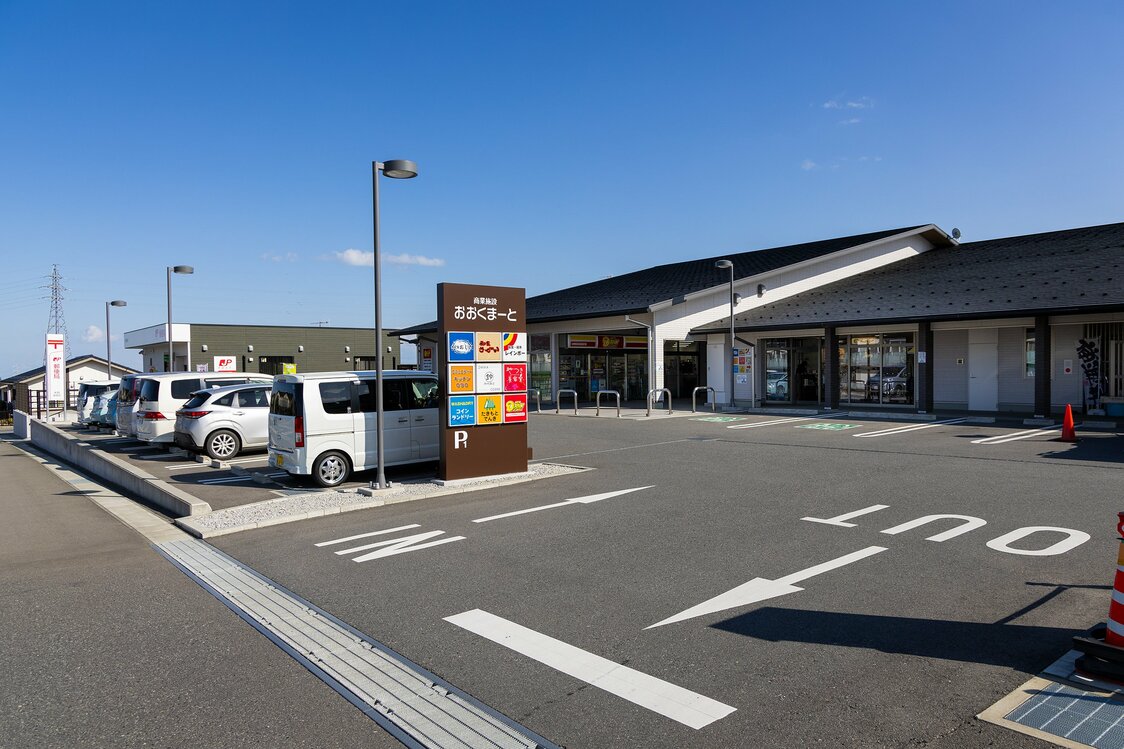 役場近くにある「おおくまーと」には郵便局やコンビニ、飲食店のほか、美容室や電機店、コインランドリーなどもある