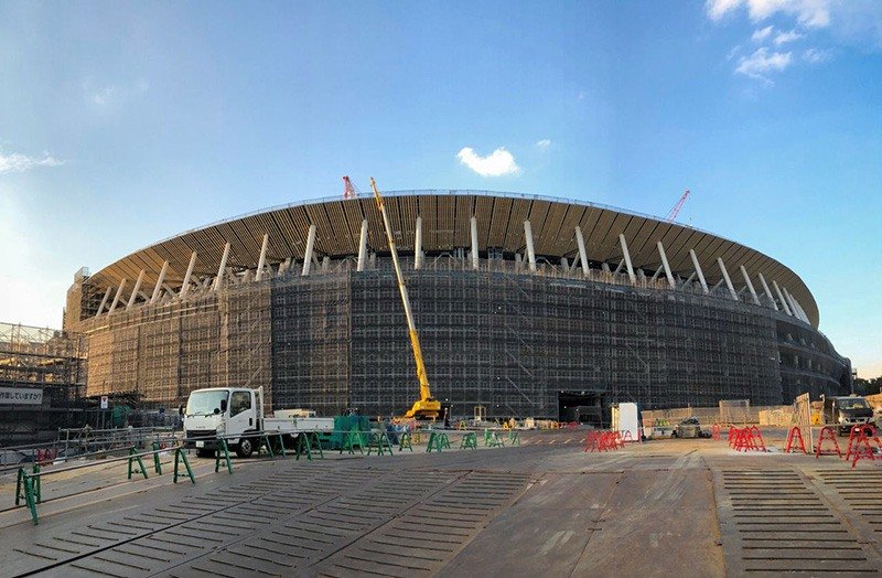 Desmontada ya la parte superior del andamiaje, se hace visible la cubierta del nuevo estadio, bautizada Kaze no Ōhisashi (Gran Visera de los Vientos). (Fotografía cortesía del JSC)