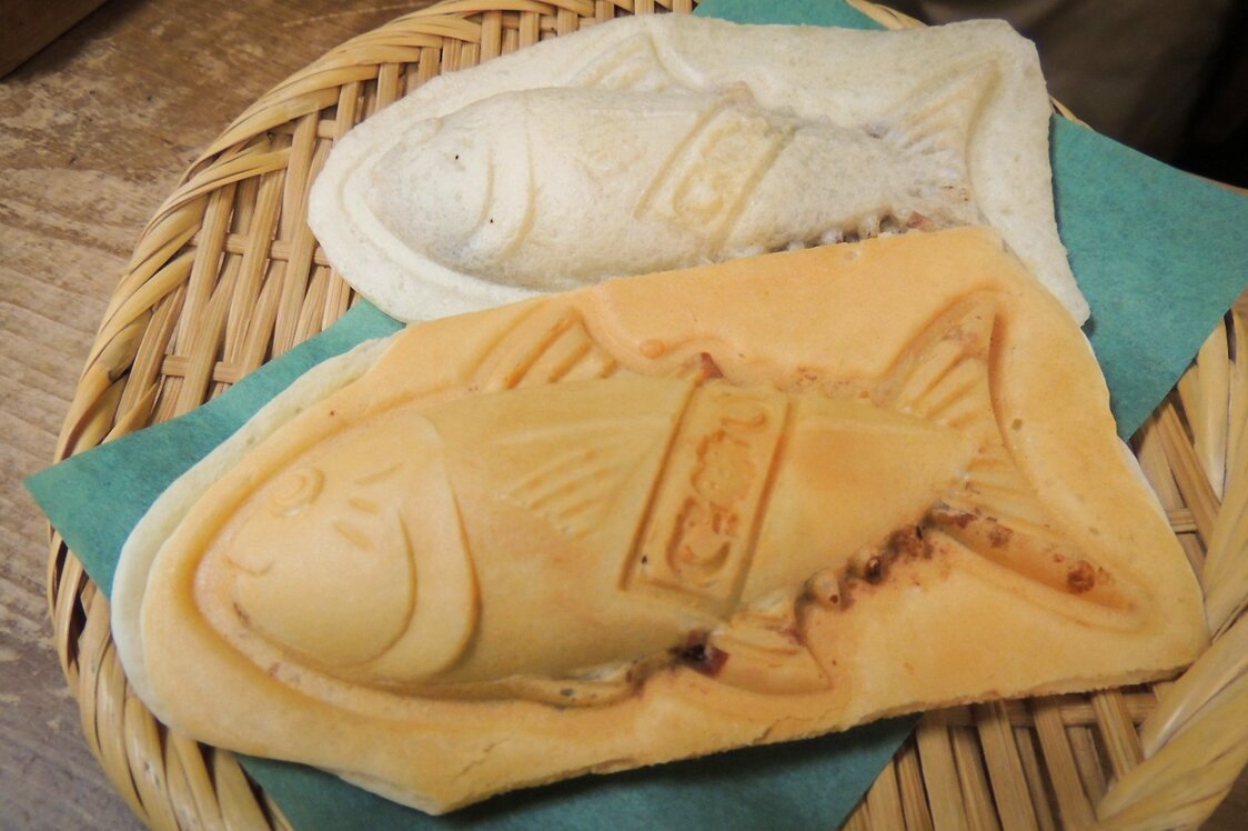 Tsukiji Sanokiya’s maguroyaki pancakes, with honmaguro in the foreground and chūtoro maguro in the back. (Photo by the author)