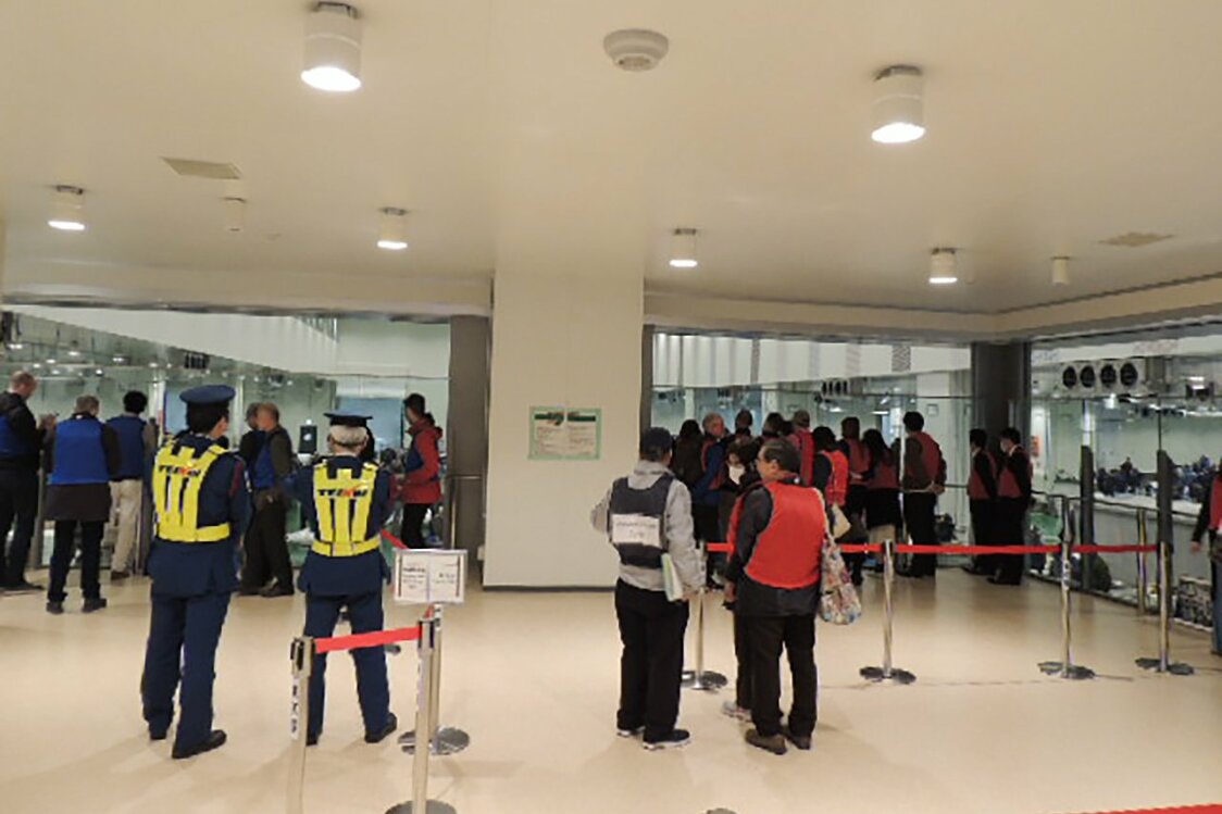 鲔鱼竞标参观区的上半部没有玻璃墙，会传来竞标的人声和市场的气味。1天最多120人（1次60人共2轮）可以进入参观，但直至3月上旬，许多天的参观人数仍是稀稀落落。（笔者摄影）