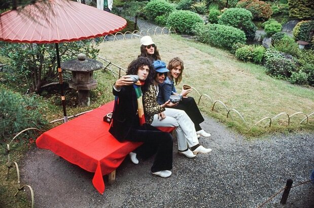 Visite touristique à Kyoto en 1975, lors de la première venue du groupe (photo : Hasebe Kô/Music Life Archives)