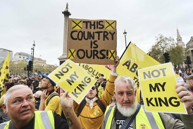Protesters at the coronation ceremony for King Charles III in London. (© Kyōdō)