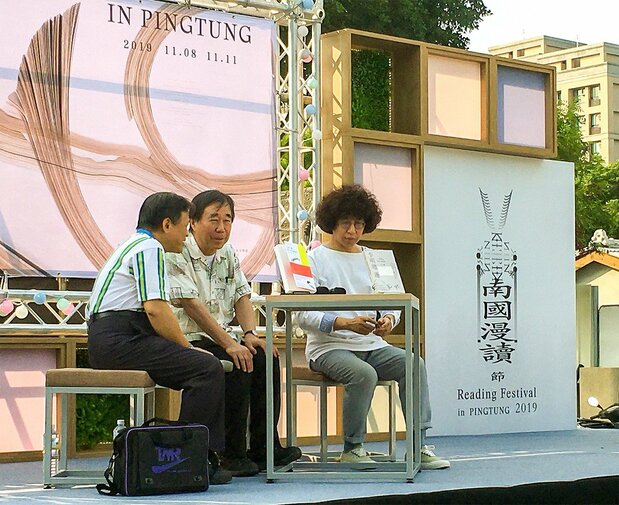 2019年の屏東で開催された「南国漫読節」での対談をする川本氏と李明璁氏（台湾新経典文化提供）