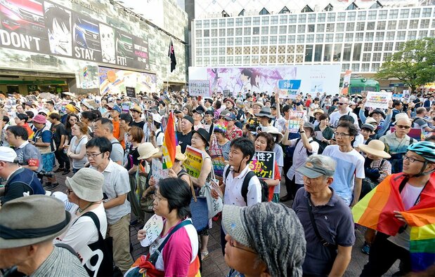 Protesta por los comentarios de la parlamentaria Sugita Mio celebrada el 5 de agosto de 2018 en la plaza de Hachikō, frente a la estación de tren de Shibuya (Jiji Press).