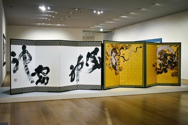 建仁寺に奉納された書と屏風のレプリカ。