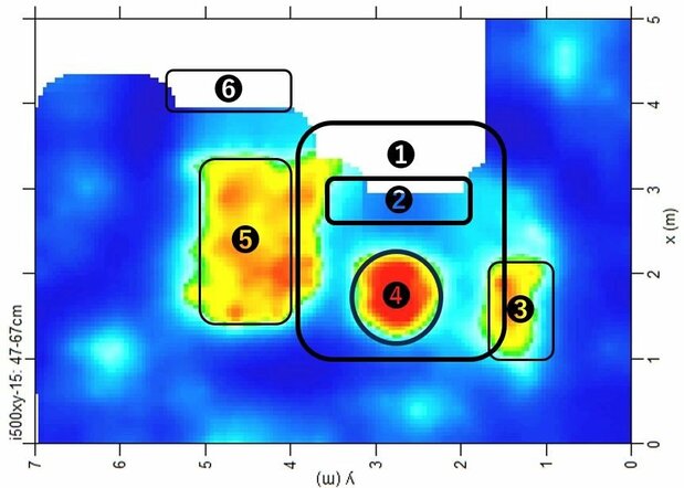 第1次調査後の地中レーダー探査で、墓石の前方に墓壙と思われる3つの反応が出た(図③④⑤) 画像提供=浅田昌彦