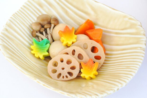 Nama-fu resembling seasonal items like mushrooms, autumn leaves, and slices of lotus root. (© Pixta)