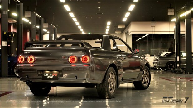 PlayStation 5/PlayStation 4用ソフト『グランツーリスモ7』(右)で実写のごとく描かれるスカイラインGT-R。最新作の中でも当然の人気車種だ