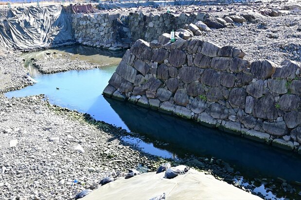 Excavación arqueológica en curso de la base del torreón del castillo de Sunpu. (PIXTA)