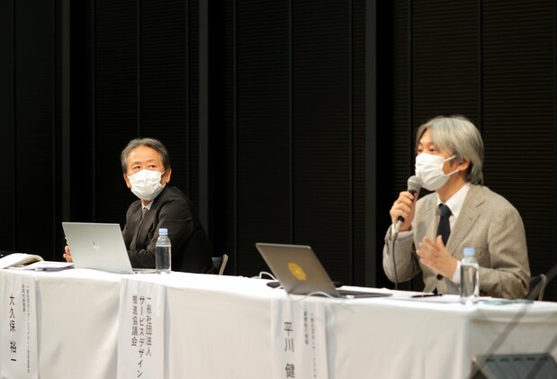 持続化給付金の事務事業に関し、記者会見する一般財団法人サービスデザイン推進協議会の大久保裕一共同代表理事(左)と平川健司業務執行理事(2020年6月8日 時事)