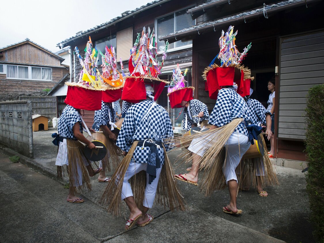 初盆の家の前で御霊を鎮めるために踊るチャンココ