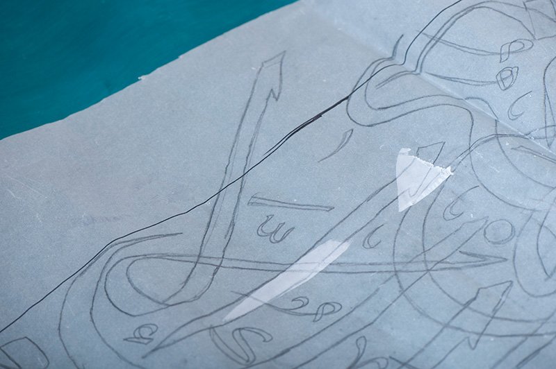 يتم صنع مسودة للتصميم قبل الشروع إلى رسم اللوحة الأصلية. قد تستغرق في بعض الأحيان عملية إنتاج لوحة واحدة عدة شهور.