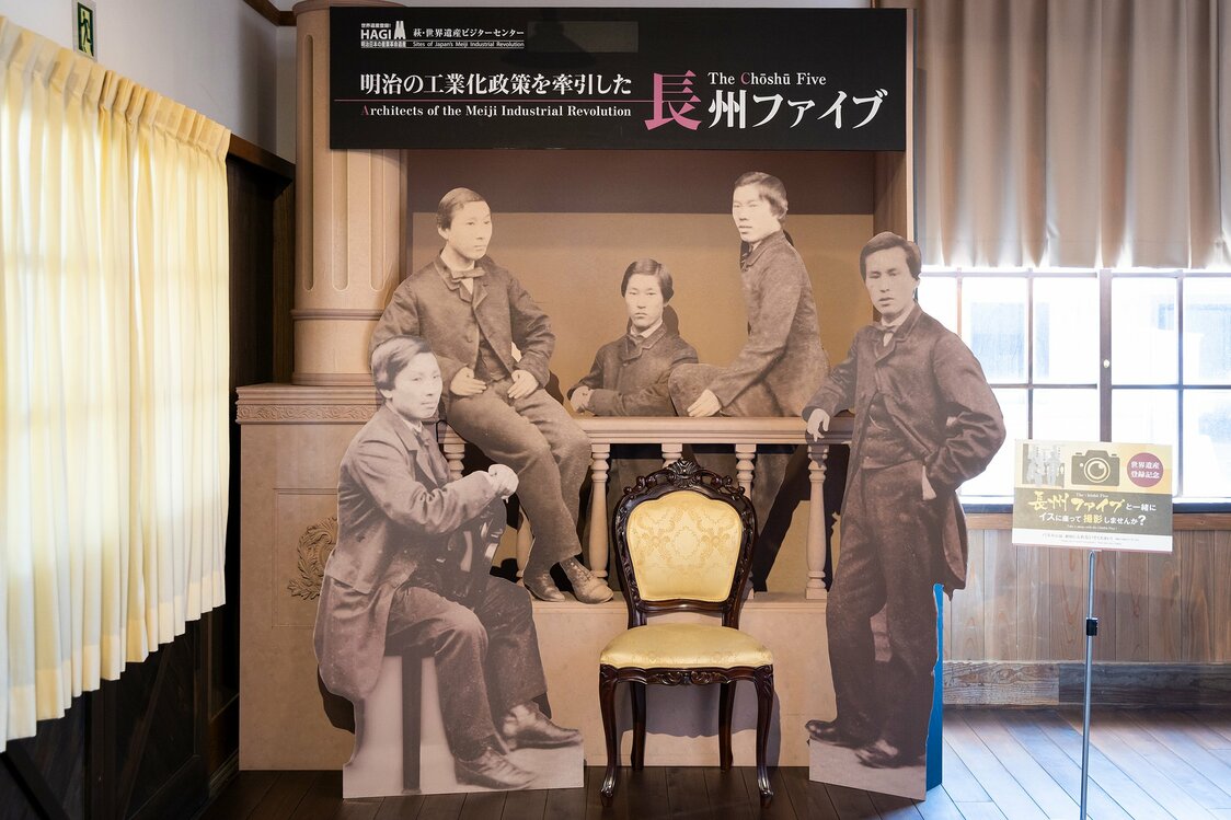 Visitors to the Meirin Gakusha can take a photo with the “Chōshū Five” who travelled to Britain. (© Nippon.com)