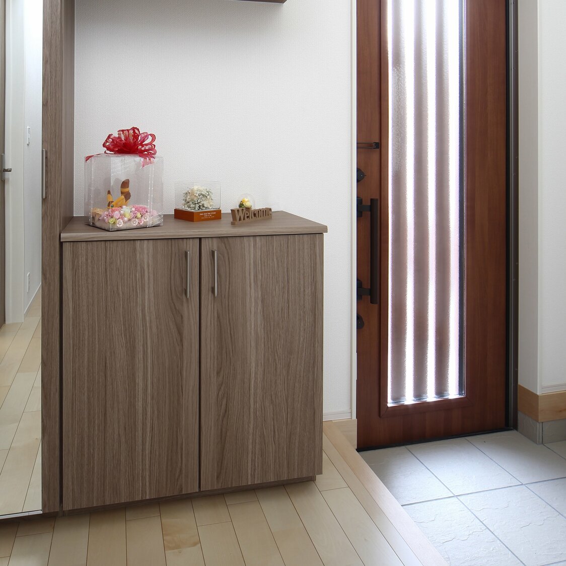 A shoe cabinet used as display space. (© Pixta)