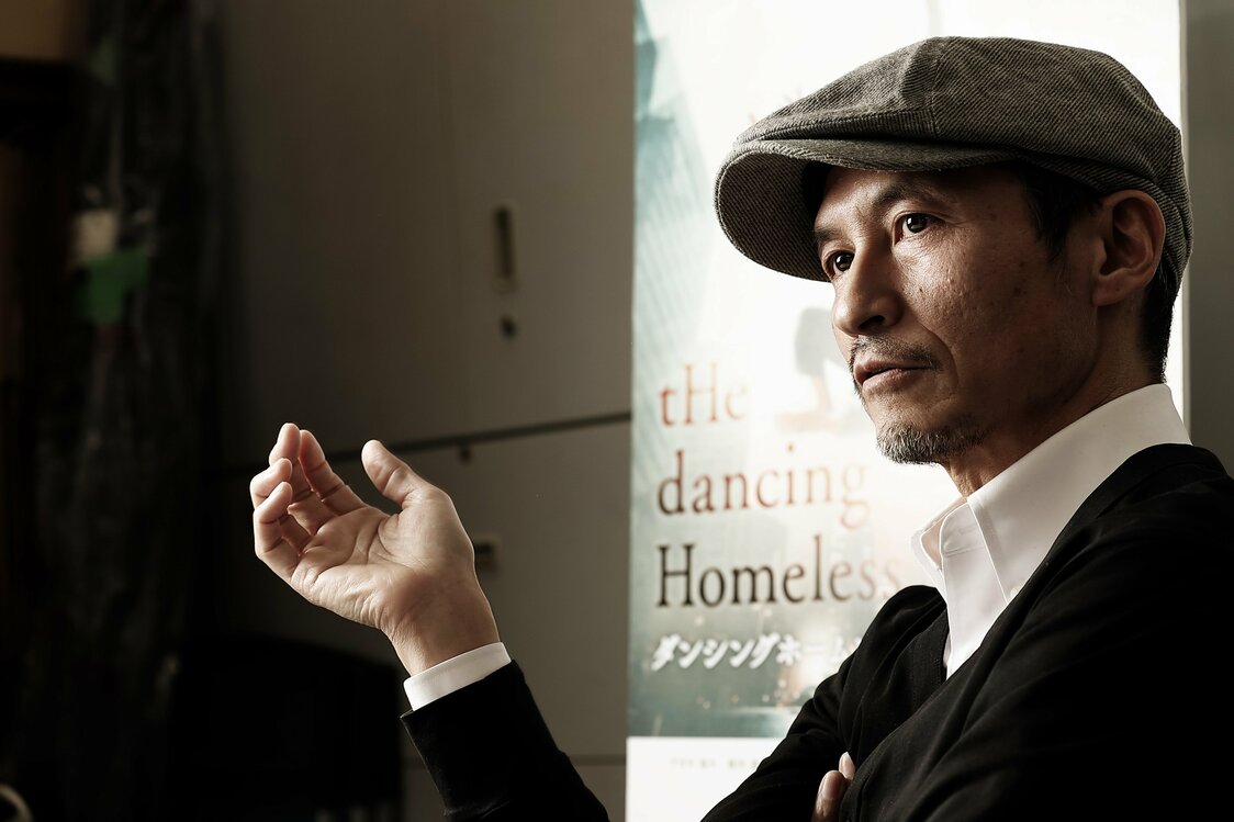 映画『ダンシングホームレス』：路上生活者の身体と五感に魅せられた男、アオキ裕キに聞く